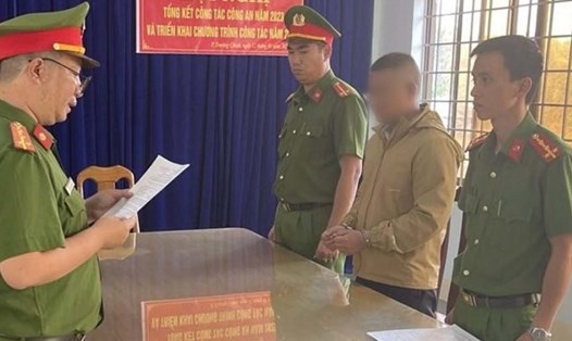 Cơ quan CSĐT thi hành Lệnh bắt bị can để tạm giam đối với Nguyễn Văn Tồn. Ảnh: Công an cung cấp