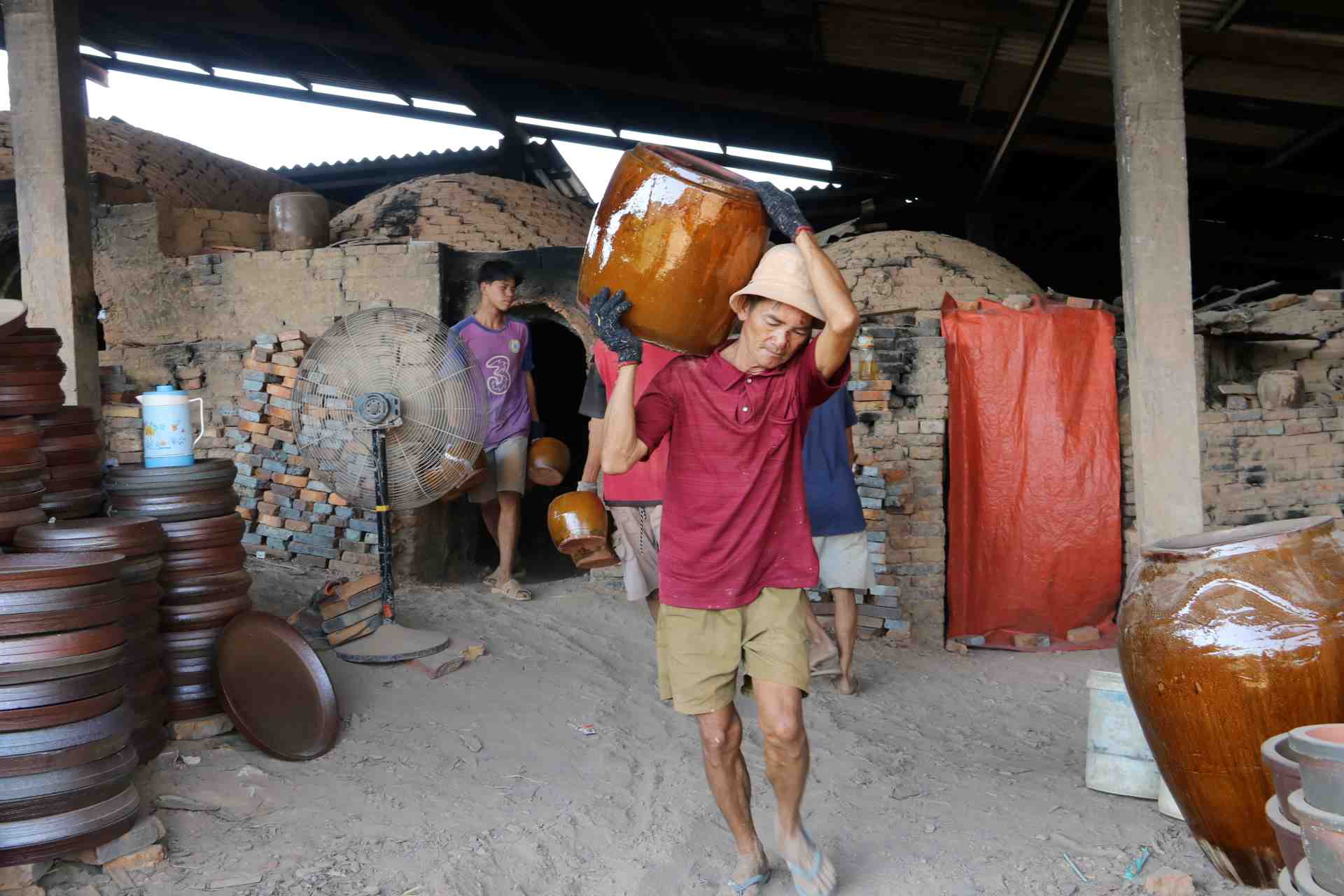 Ông Bùi Văn Giang (70 tuổi, chủ lò lu Đại Hưng) cho biết mỗi ngày lò lu cung cấp cho thị trường khoảng 400 sản phẩm (lu, hũ, khạp lớn nhỏ). “Lu này sẽ đem đi tiêu thu ở Miền Tây, Campuchia, miền Trung và cả ngoài Hà Nội. 