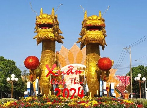 Lạ mắt với cặp long kề bên nhau tại đầu đường dẫn vào khu hành chính tỉnh Bạc Liêu. Ảnh: Nhật Hồ