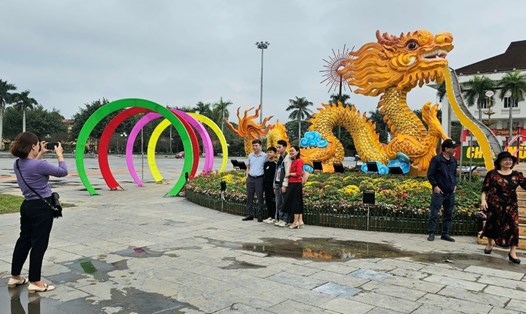 Người dân thích thú chụp ảnh "check-in" cùng đôi linh vật rồng trước Bảo tàng Thái Bình. Ảnh: Trung Du
