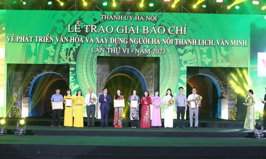 Lễ trao Giải Báo chí về phát triển văn hóa và xây dựng người Hà Nội thanh lịch, văn minh lần thứ VI. Ảnh: Phạm Đông
