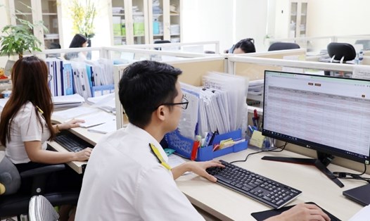 Cán bộ Cục Thuế tỉnh Bắc Ninh rà soát thông tin các hộ kinh doanh trên địa bàn. Ảnh: Cổng thông tin điện tử tỉnh Bắc Ninh.

