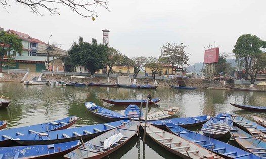 Kiểm soát thuyền, đò chở khách vào chùa Hương. Ảnh: Phạm Đông
