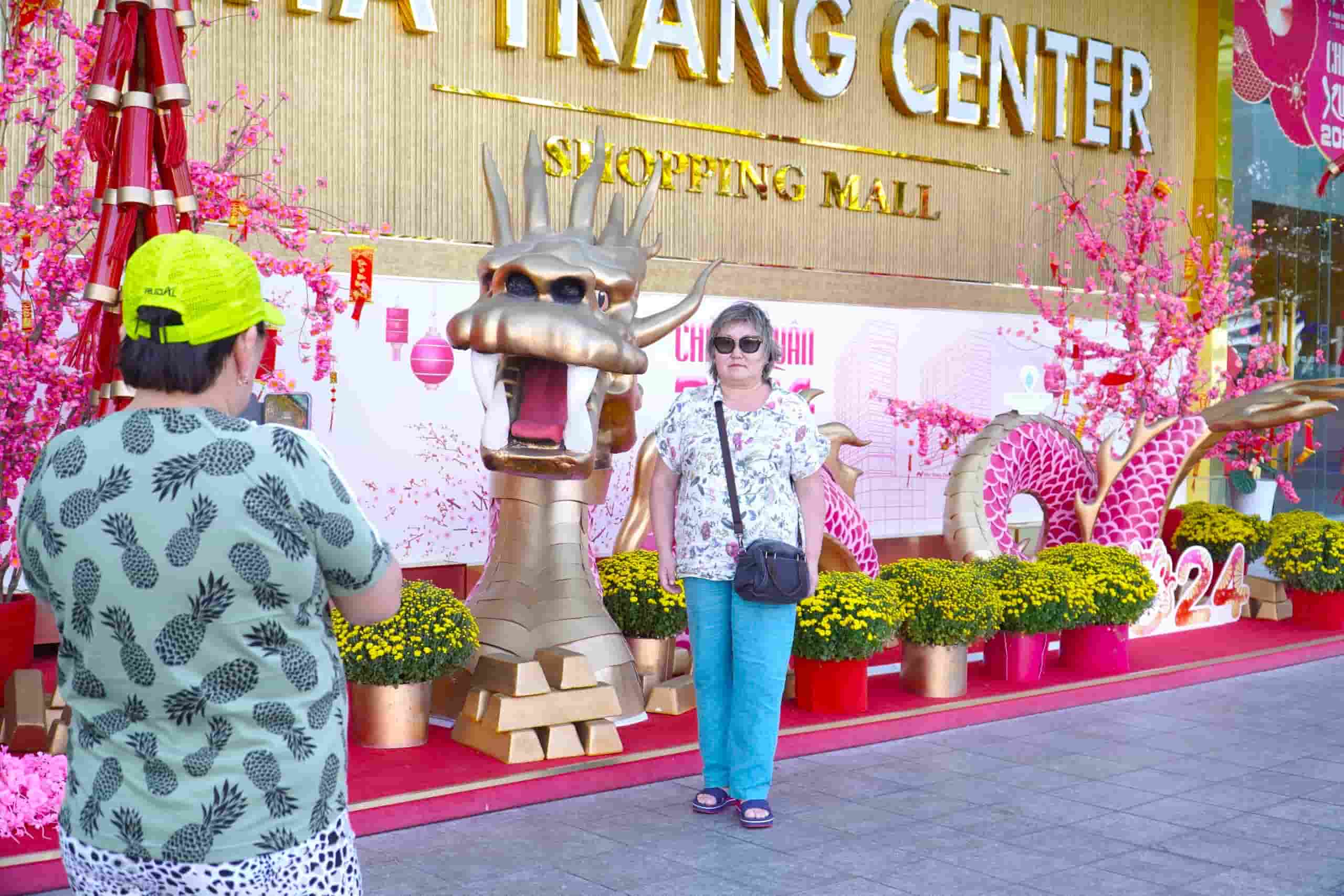 Những ngày cận Tết, Thời tiết ở Nha Trang những ngày qua trời nắng nhẹ, rất thuận lợi cho việc người dân, du khách chụp ảnh du xuân.