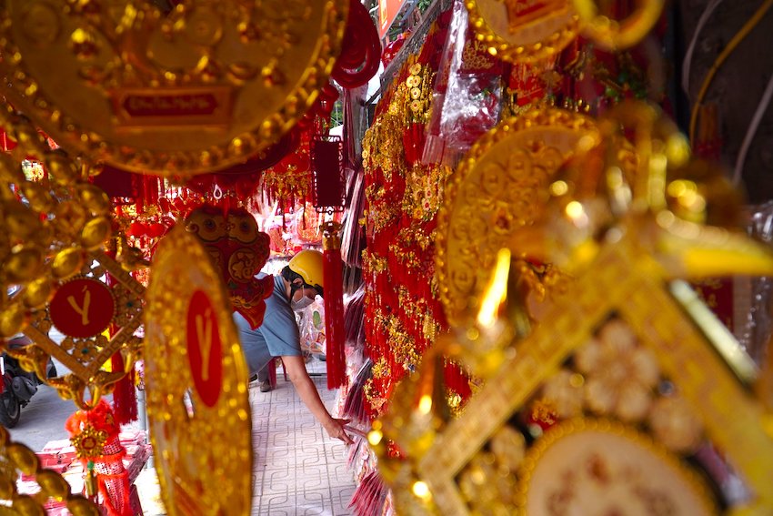 Nha Trang đang đón mùa Tết rộn ràng, tại các cung đường tràn ngập sắc hương hoa Tết, các đồ vật trang trí nhà cửa.
