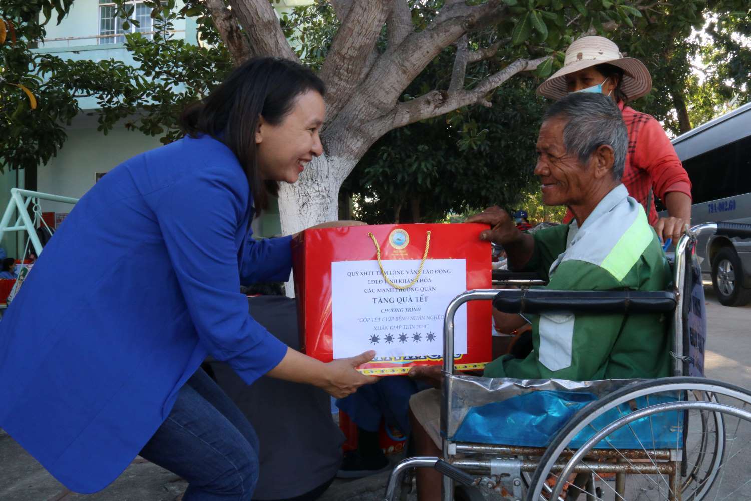 Những mói quà Tết từ sự chung tay của các mạnh thường quân gửi đến bệnh nhân nghèo ở Khánh Hòa. Ảnh: Hữu Long