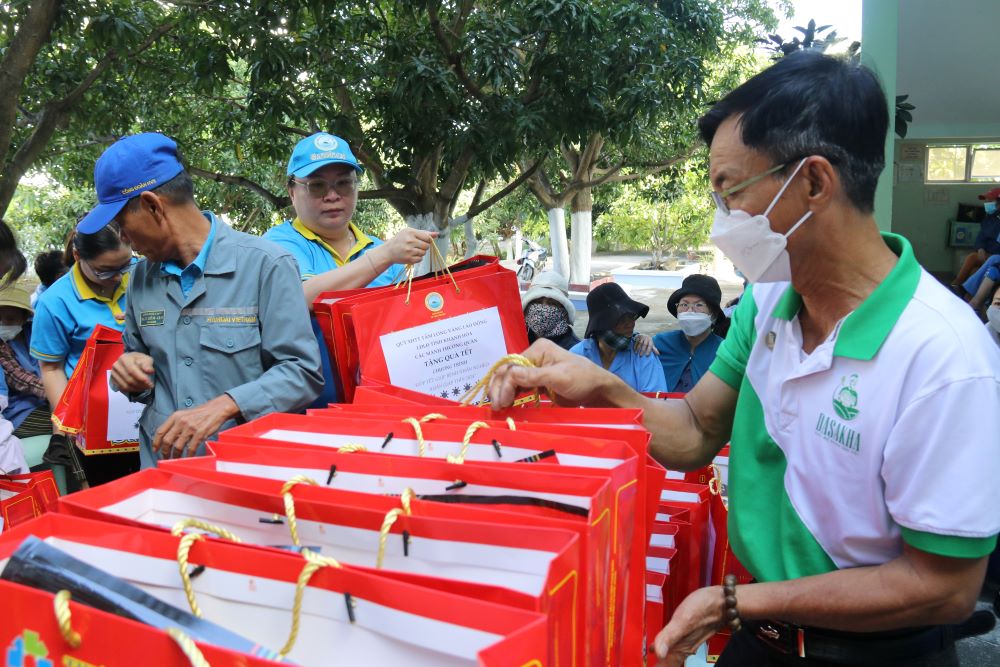 100 suất quà Tết tặng bệnh nhân phong đang điều trị tại Bệnh viện Da liễu tỉnh Khánh Hòa. Ảnh: Hữu Long