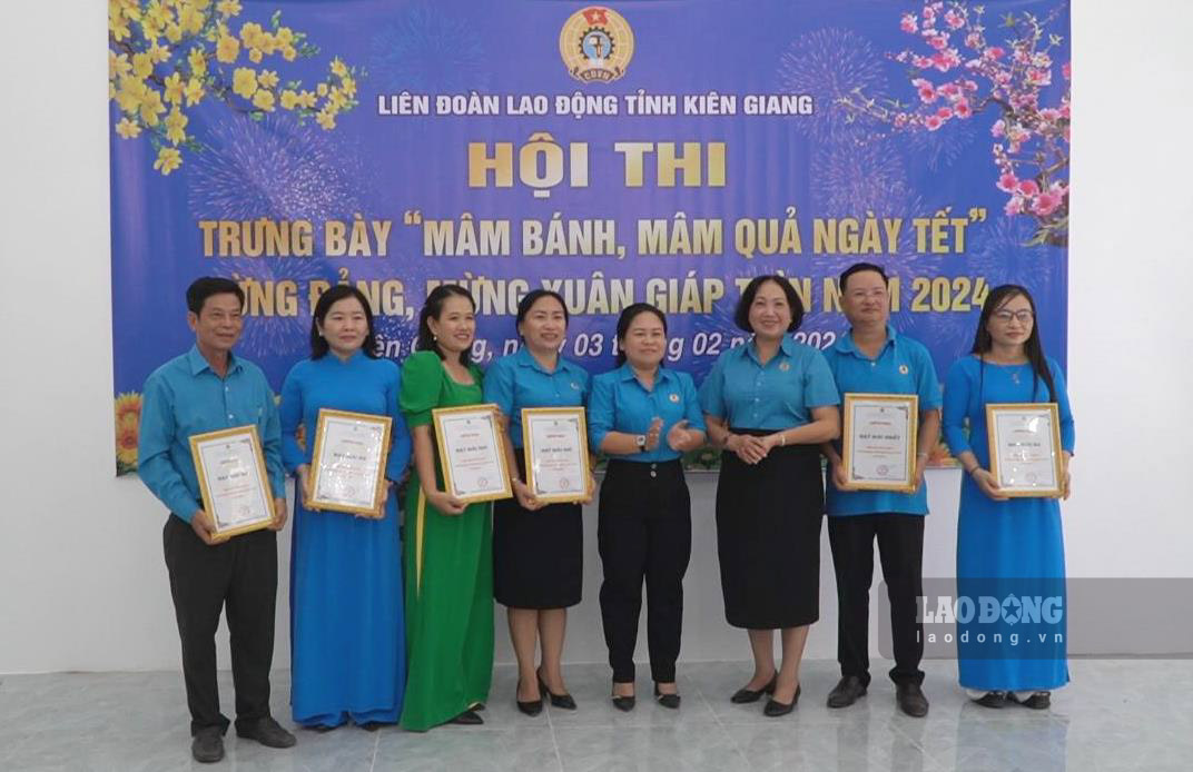 Lãnh đạo LĐLĐ tỉnh Kiên Giang trao giải cho các đội đạt giải tại hội thi trưng bày mâm bánh, mâm quả. Ảnh: Nguyên Anh