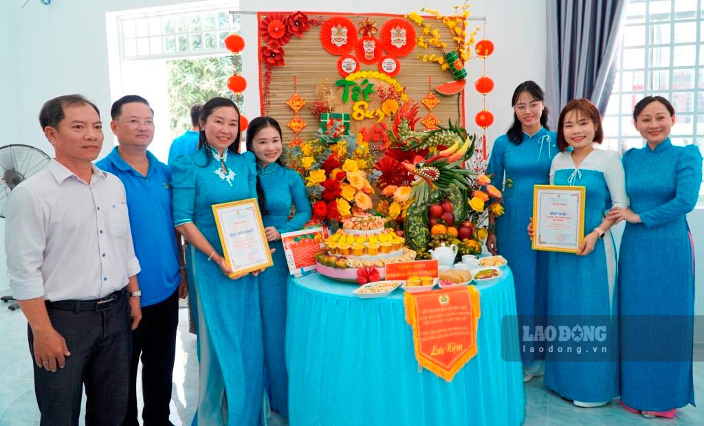 Đội LĐLĐ huyện Kiên Hải - Công đoàn Ngành Giáo dục đạt giải nhất Hội thi trưng bày mâm bánh, mâm quả. Ảnh: Nguyên Anh