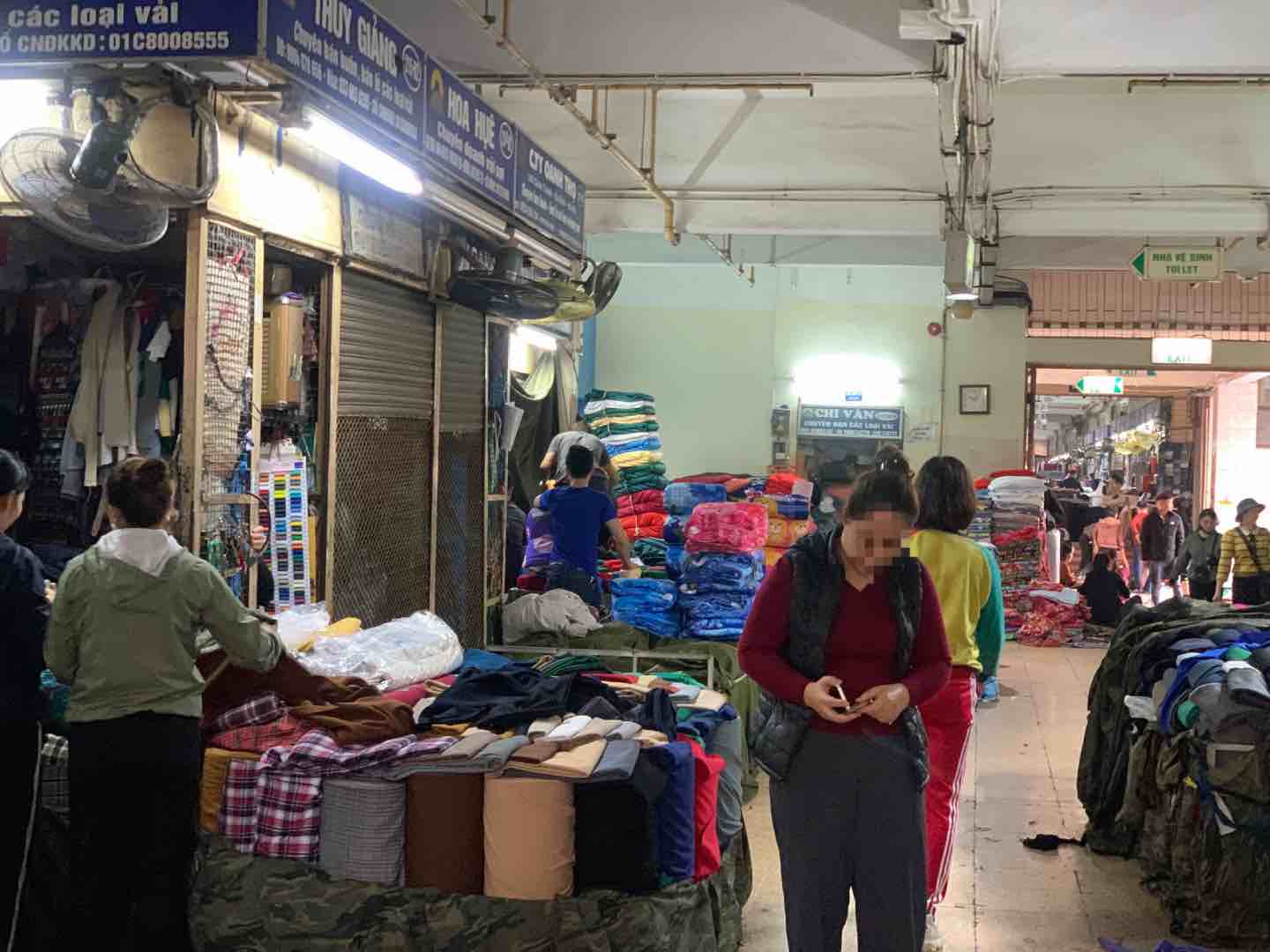 Khung cảnh vắng vẻ, nhiều ki ốt đóng cửa tại chợ Đồng Xuân. Ảnh: Nhật Minh