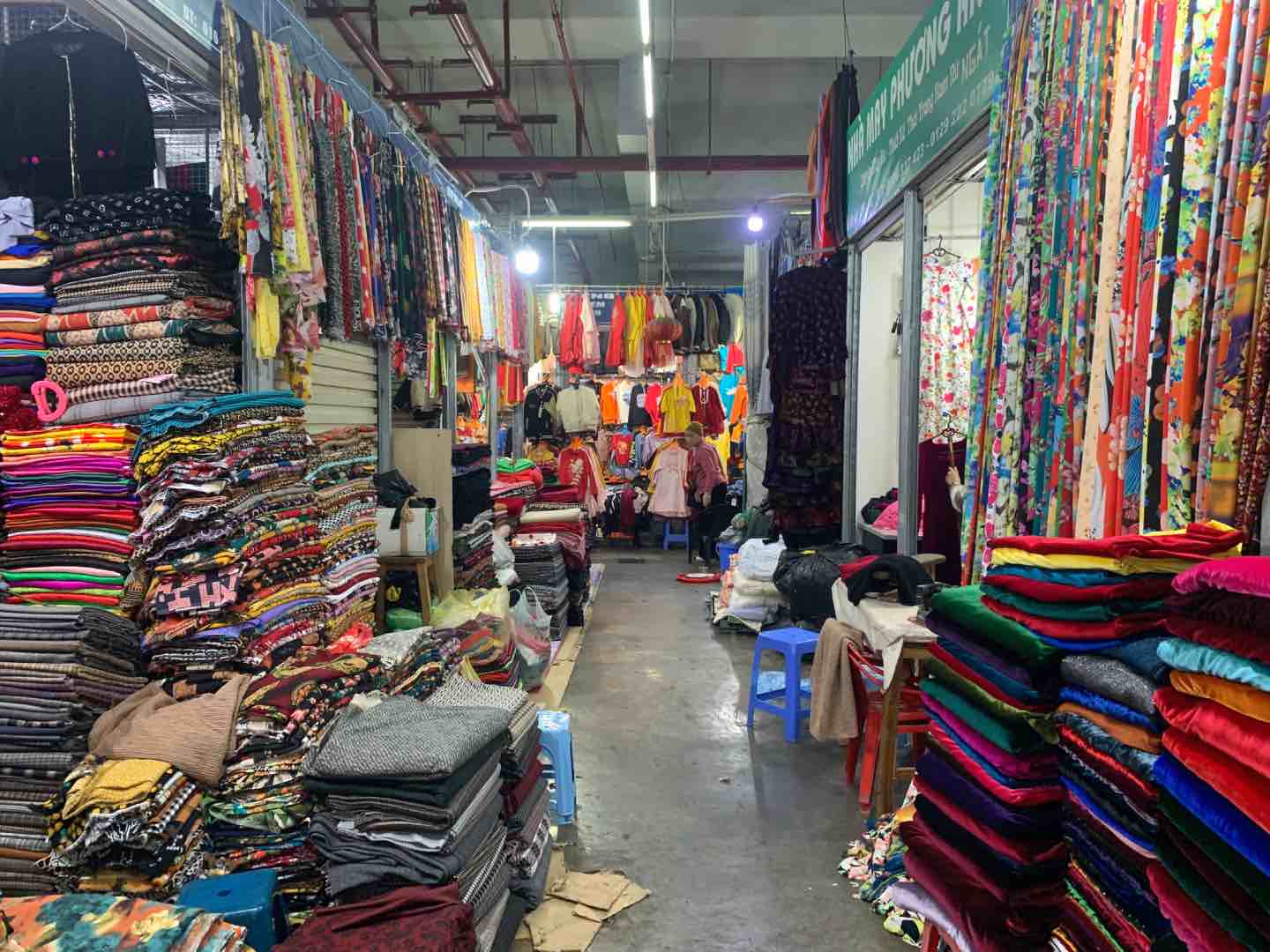 Các cửa hàng vải tại chợ Mơ chịu chung cảnh ảm đạm, ế ẩm. Ảnh: Nhật Minh