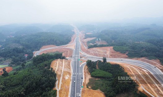 Cao tốc Tuyên Quang - Phú Thọ được xem là bước đột phá trong hạ tầng giao thông của tỉnh miền núi Tuyên Quang. Ảnh: Văn Tùng