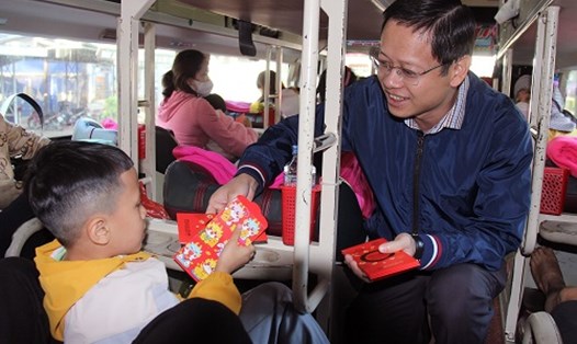 Chủ tịch LĐLĐ tỉnh Gia Lai Nguyễn Hoàng Phong lì xì quà Tết cho con của các công nhân lao động. Ảnh: Thanh Tuấn 