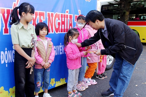 Đại diện Sở Giao thông Vận tải tỉnh Gia Lai tặng quà cho các em nhỏ con của người lao động. Ảnh: Thanh Tuấn 