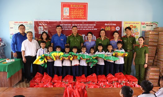 72 suất quà được gửi tặng tới các em học sinh miền núi Quảng Nam. Ảnh: Văn Trực