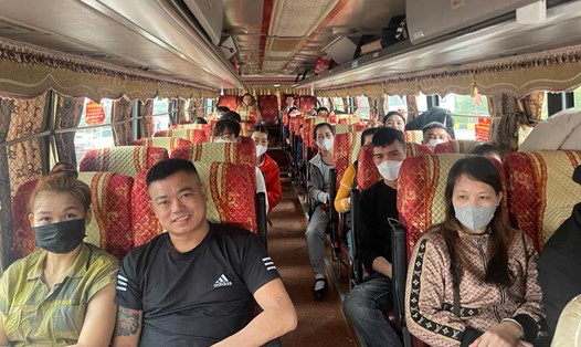 Công nhân công ty KHKT Ngân Long phấn khởi trên xe về quê ăn Tết. Ảnh: Đoàn Hưng