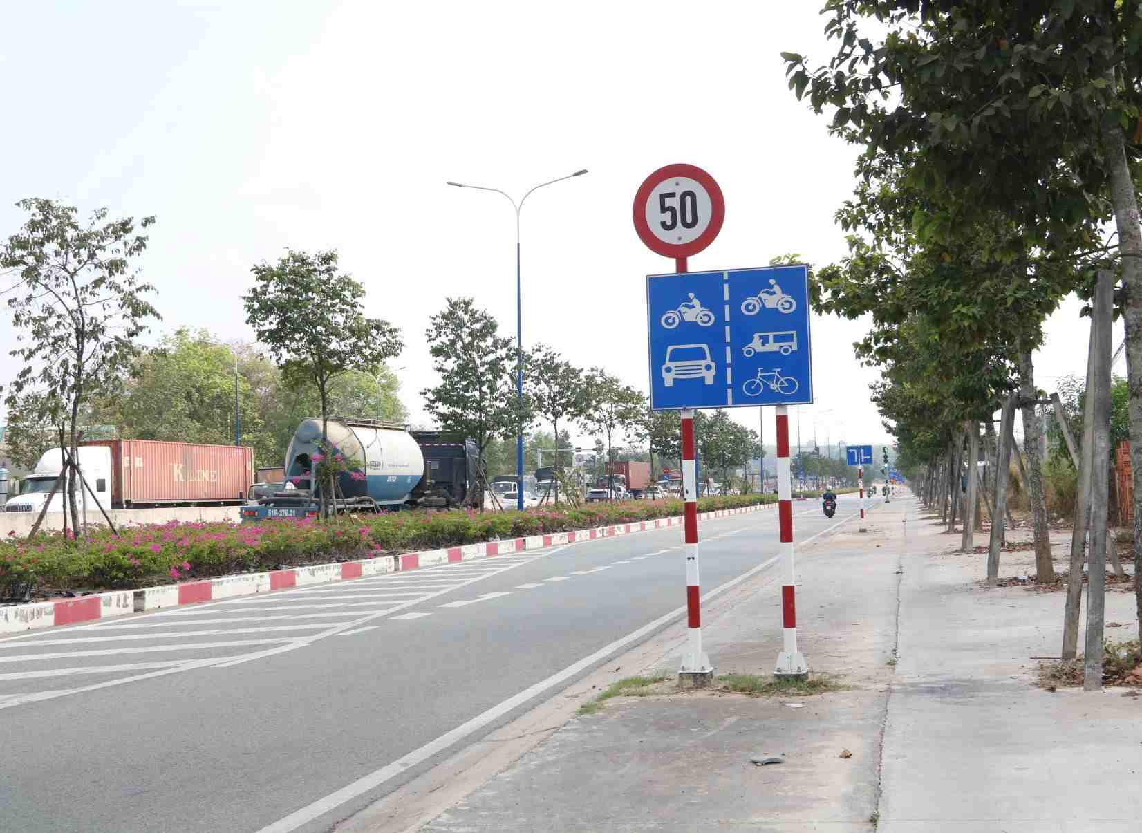 Nhờ được phân làn, nên việc lưu thông trên đoạn đường Mỹ Phước Tân Vạn dài 25km cũng an toàn hơn, ít xảy ra tai nạn.