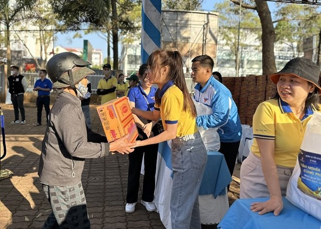 Những suất quà Tết được trao tận tay người lao động có hoàn cảnh khó khăn tại địa bàn TP. Buôn Ma Thuột, tỉnh Đắk Lắk. Ảnh: Bảo Trung