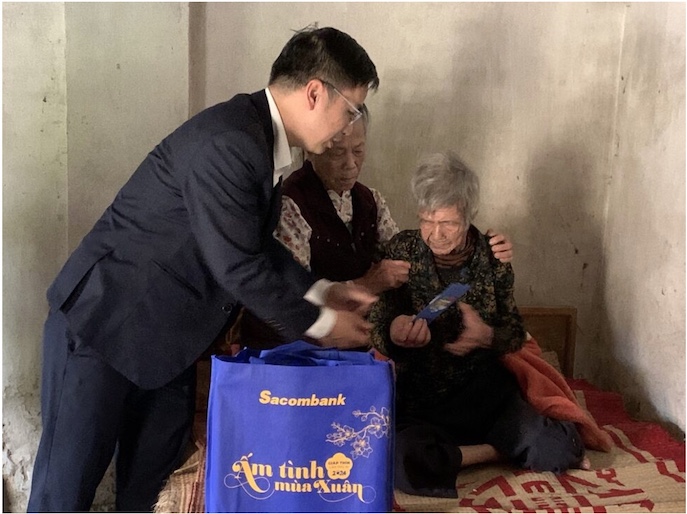 Đón nhận sự quan tâm của Sacombank, nhiều gia đình tại Ninh Bình vô cùng xúc động vì có thêm niềm vui Tết. Ảnh: STB  