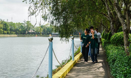 Hồ Nước Ngọt (tỉnh Sóc Trăng) được chỉnh trang, cải tạo trước thềm năm mới 2024 được người dân vô cùng phấn khởi. Ảnh: Phương Anh