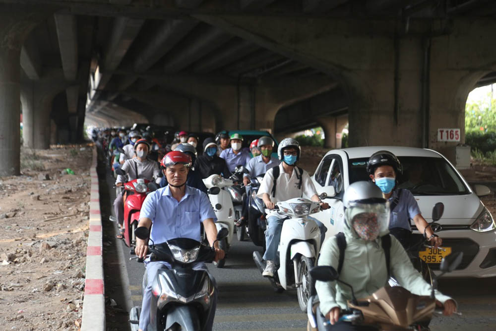 Làn đường mới được mở trên đường Nguyễn Xiển. Ảnh: Phạm Đông