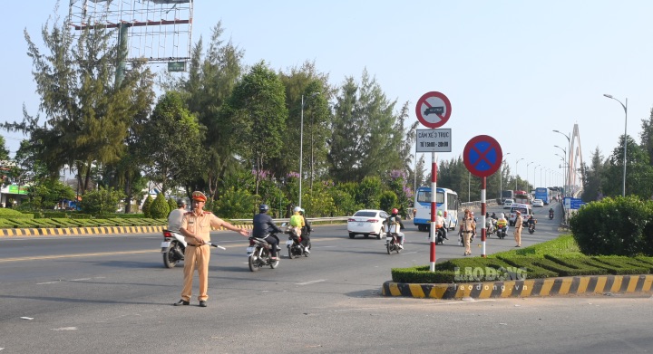 Nhằm giảm ùn tắc giao thông bên phía bờ Tiền Giang, lực lượng cảnh sát giao thông Công an tỉnh Bến Tre đã chặn các phương tiện từ hướng Bến Tre để nhường các phương tiện từ hướng Tiền Giang di chuyển qua cầu Rạch Miễu. 