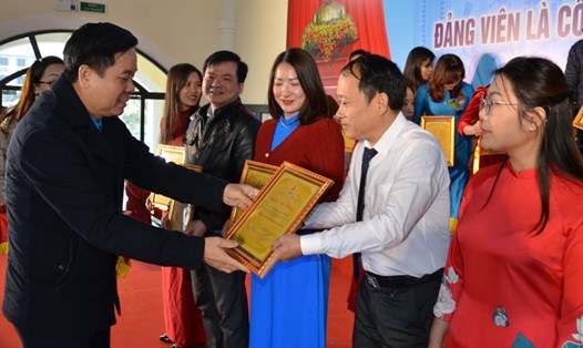 Ông Dương Đức Khanh - Chủ tịch LĐLĐ tỉnh Ninh Bình trao Giấy chứng nhận cho các Đảng viên là công nhân lao động tiêu biểu năm 2023. Ảnh: Nguyễn Trường