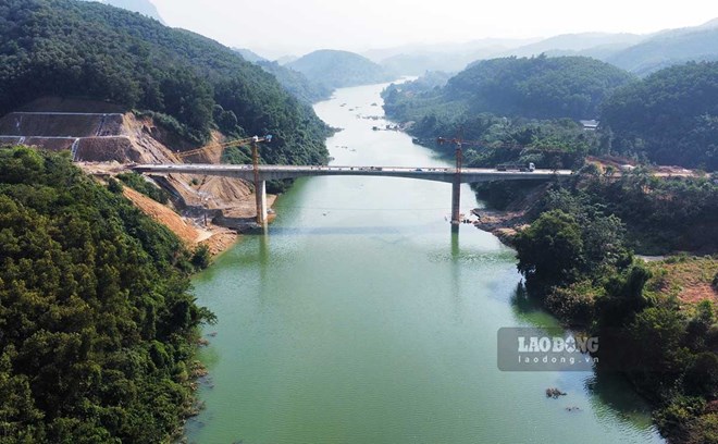 Cầu Bạch Xa nối đôi bờ sông Lô xoá cảnh chờ đò của hàng nghìn hộ dân vùng hạ huyện Hàm Yên (Tuyên Quang). Ảnh: Nguyễn Tùng.