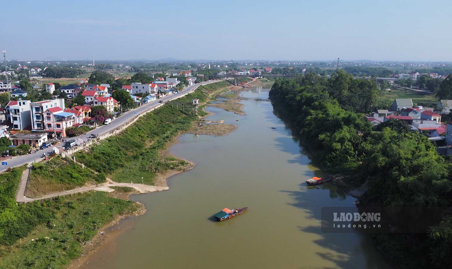 Những chuyến đò cuối cùng bên cây cầu Hoà Sơn nối TP Phổ Yên (Thái Nguyên) với huyện Hiệp Hoà (Bắc Giang). Ảnh: Nguyễn Tùng.