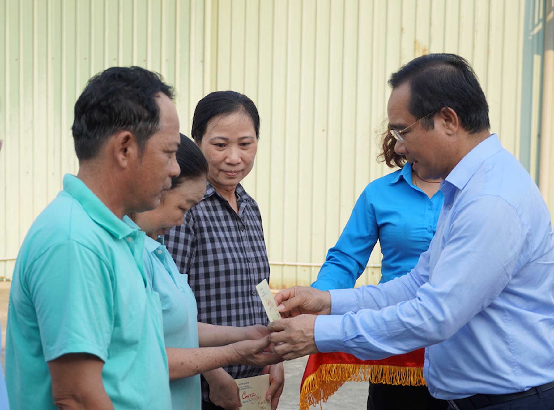 Bí thư Tỉnh ủy, Chủ tịch HĐND tỉnh Long An Nguyễn Văn Được tặng quà cho công nhân lao động. Ảnh: An Long