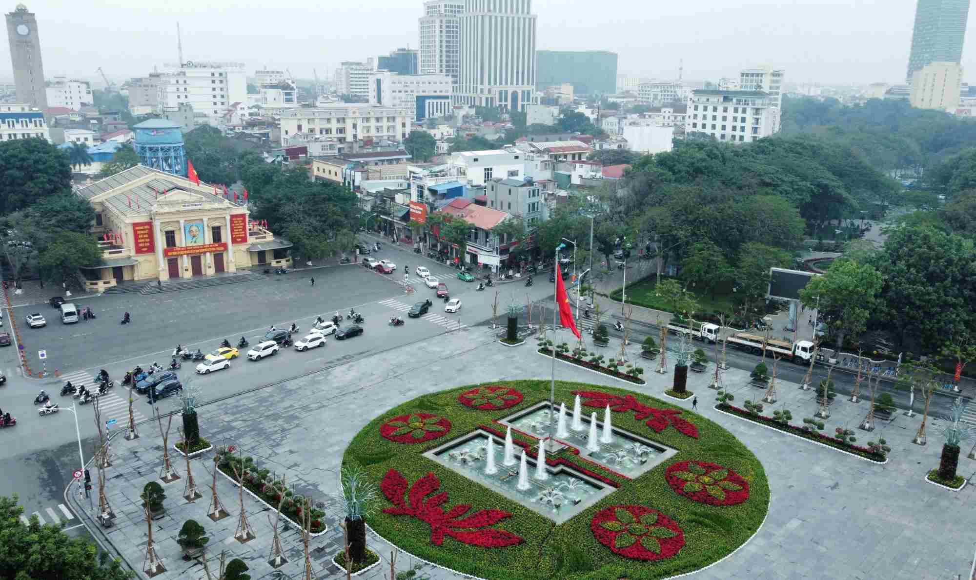 Trong đó, khu vực quảng trường trước Nhà hát thành phố được ghép vòng tròn hoa với màu sắc chủ đạo là xanh - đỏ - vàng. 