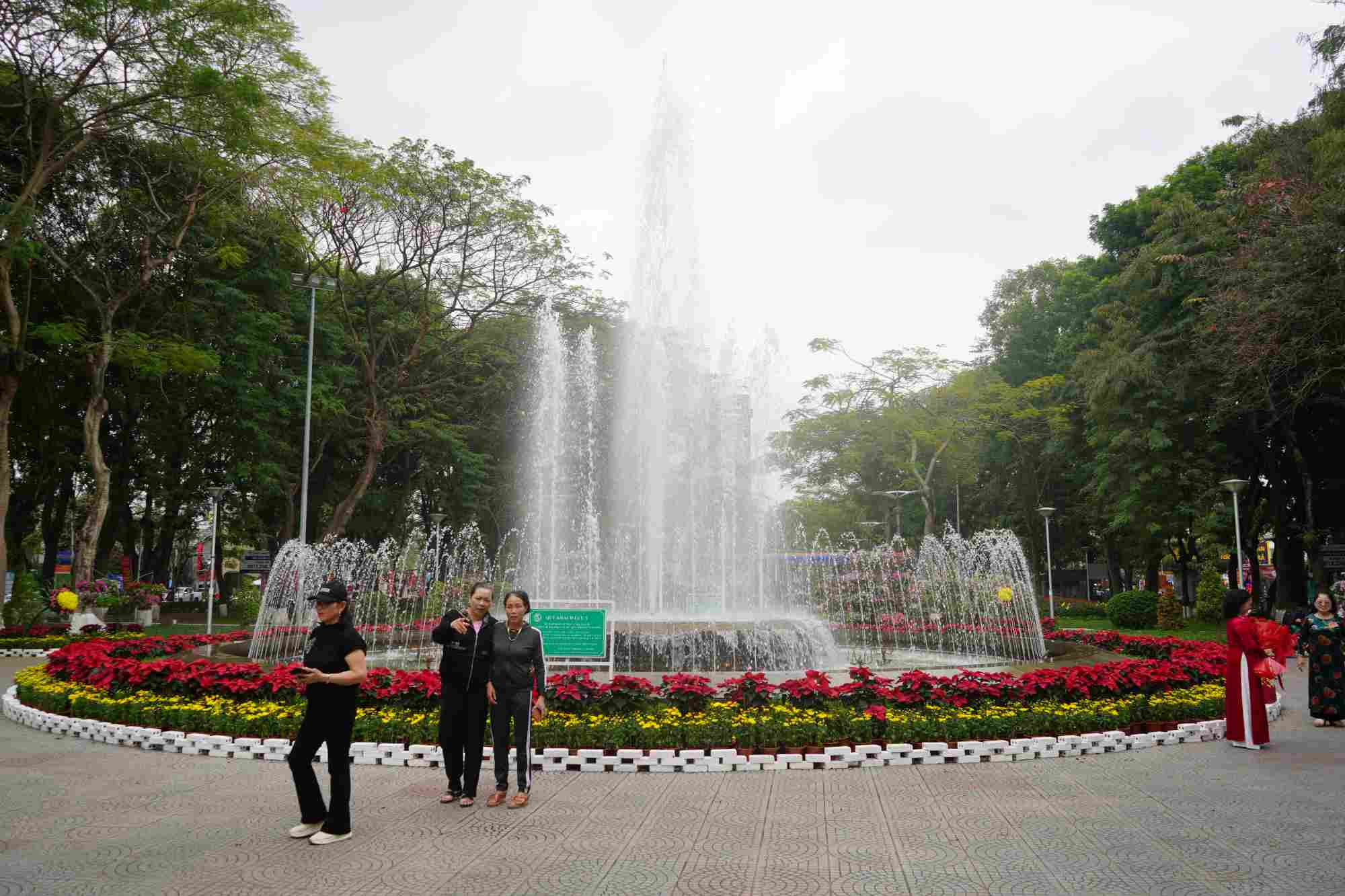 Khu vực nhà Kèn - vườn hoa Nguyễn Trãi cũng được trang hoàng rực rỡ. 