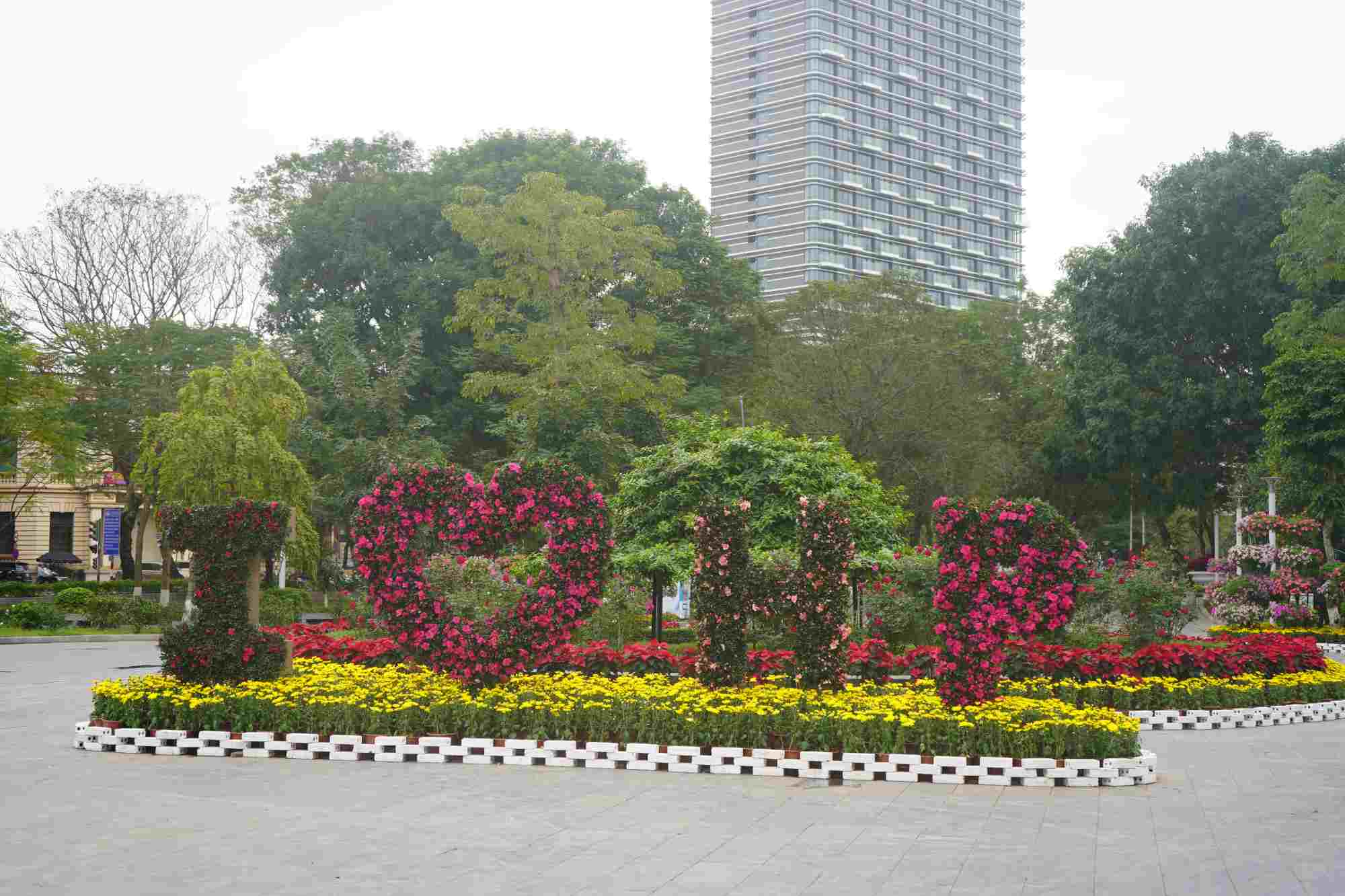 Khu vực vườn hoa Tố Hữu nổi bật với góc check in Tôi yêu Hải Phòng kết từ hoa tươi. 