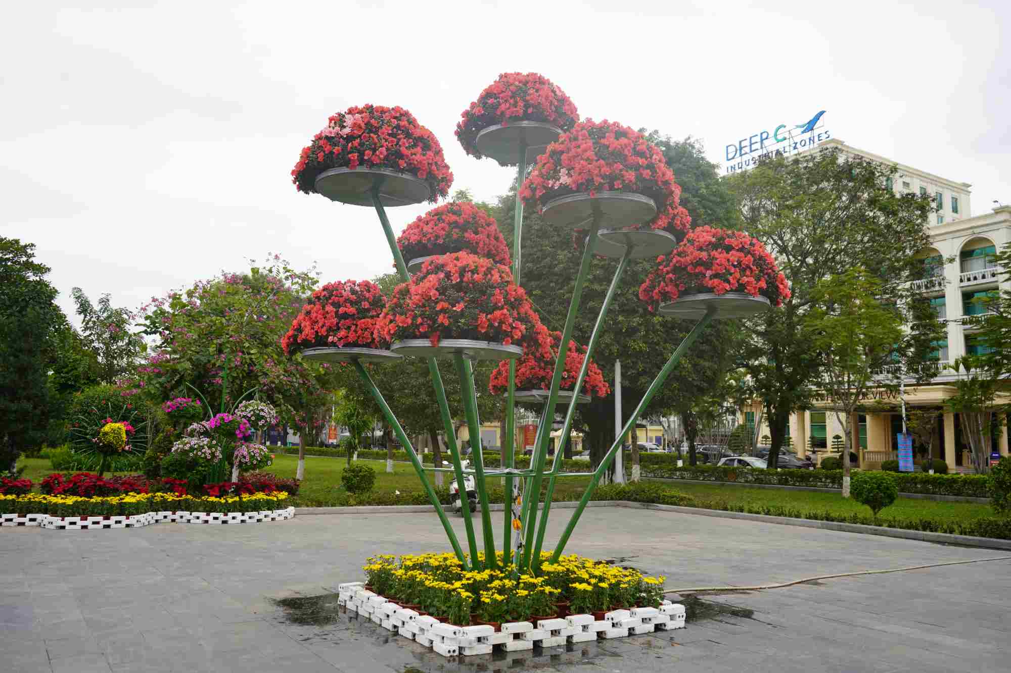 Những đoá hoa khổng lồ được đặt tại nhiều góc trong công viên, thu hút du khách, người dân đến tham quan, ngắm cảnh. 