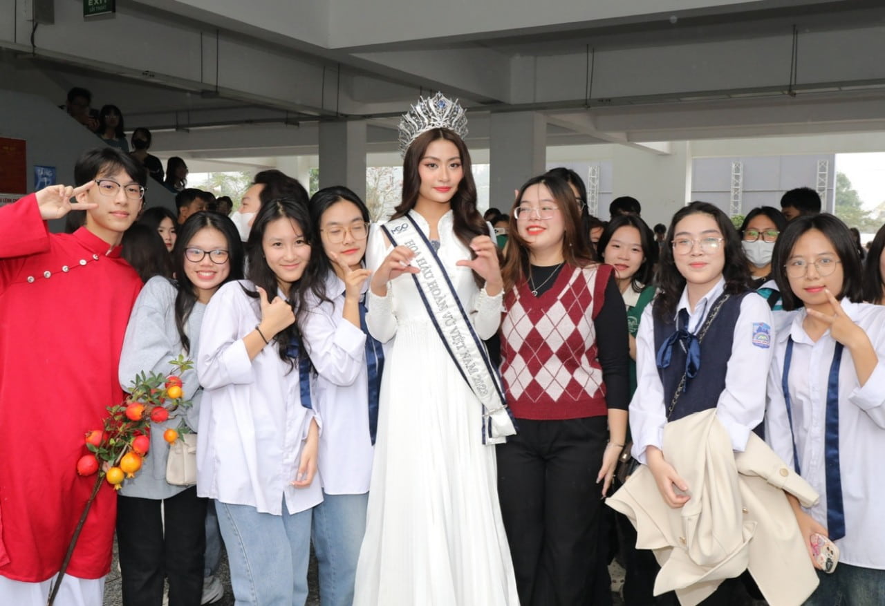 Hoa hậu Hoàn vũ Việt Nam 2023 Bùi Thị Xuân Hạnh giao lưu, chụp ảnh với các em học sinh Trường THPT chuyên Lương Văn Tụy (Ninh Bình). Ảnh: Nguyễn Trường