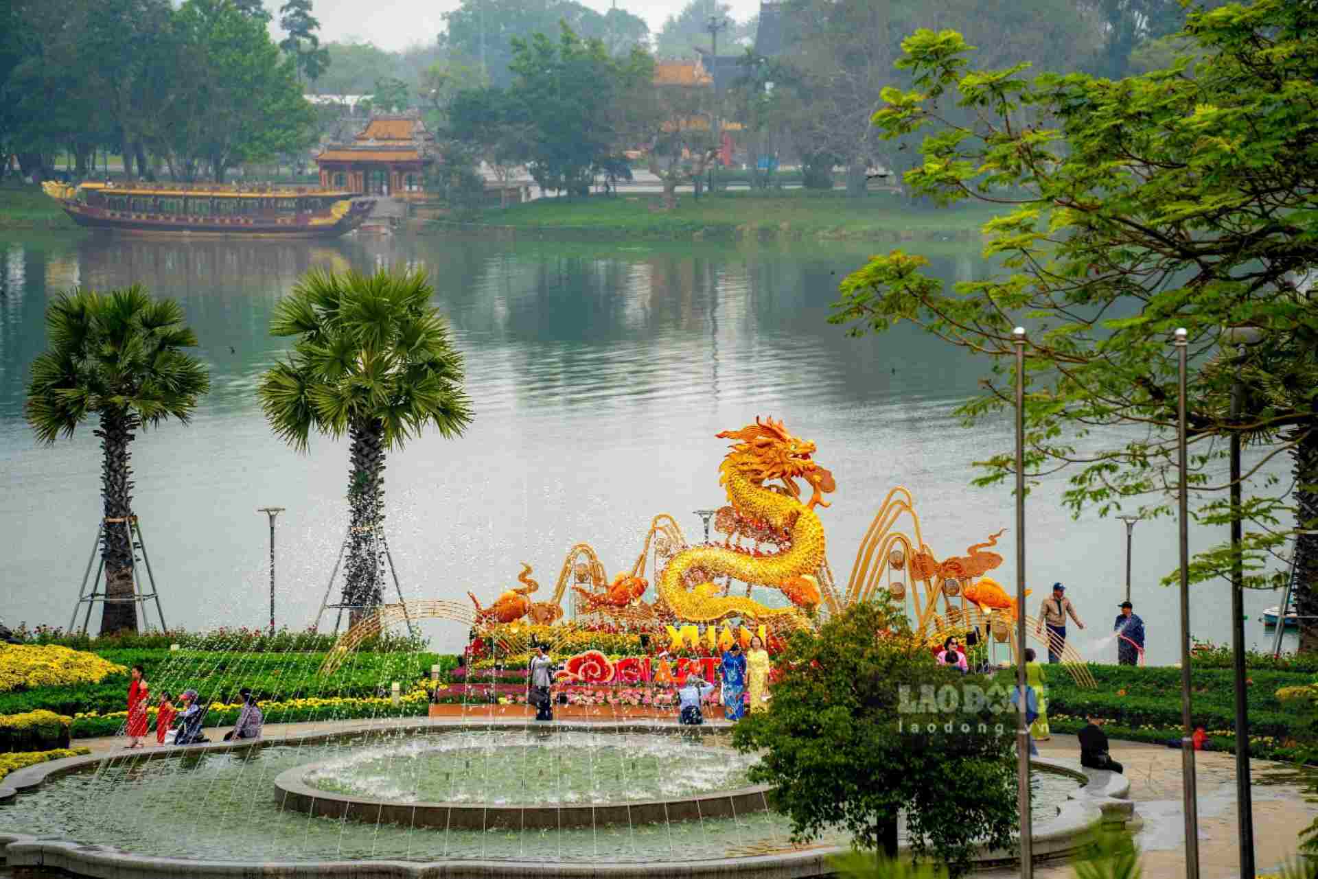 Hình ảnh linh vật rồng còn lại đặt phía trước UBND tỉnh Thừa Thiên Huế.