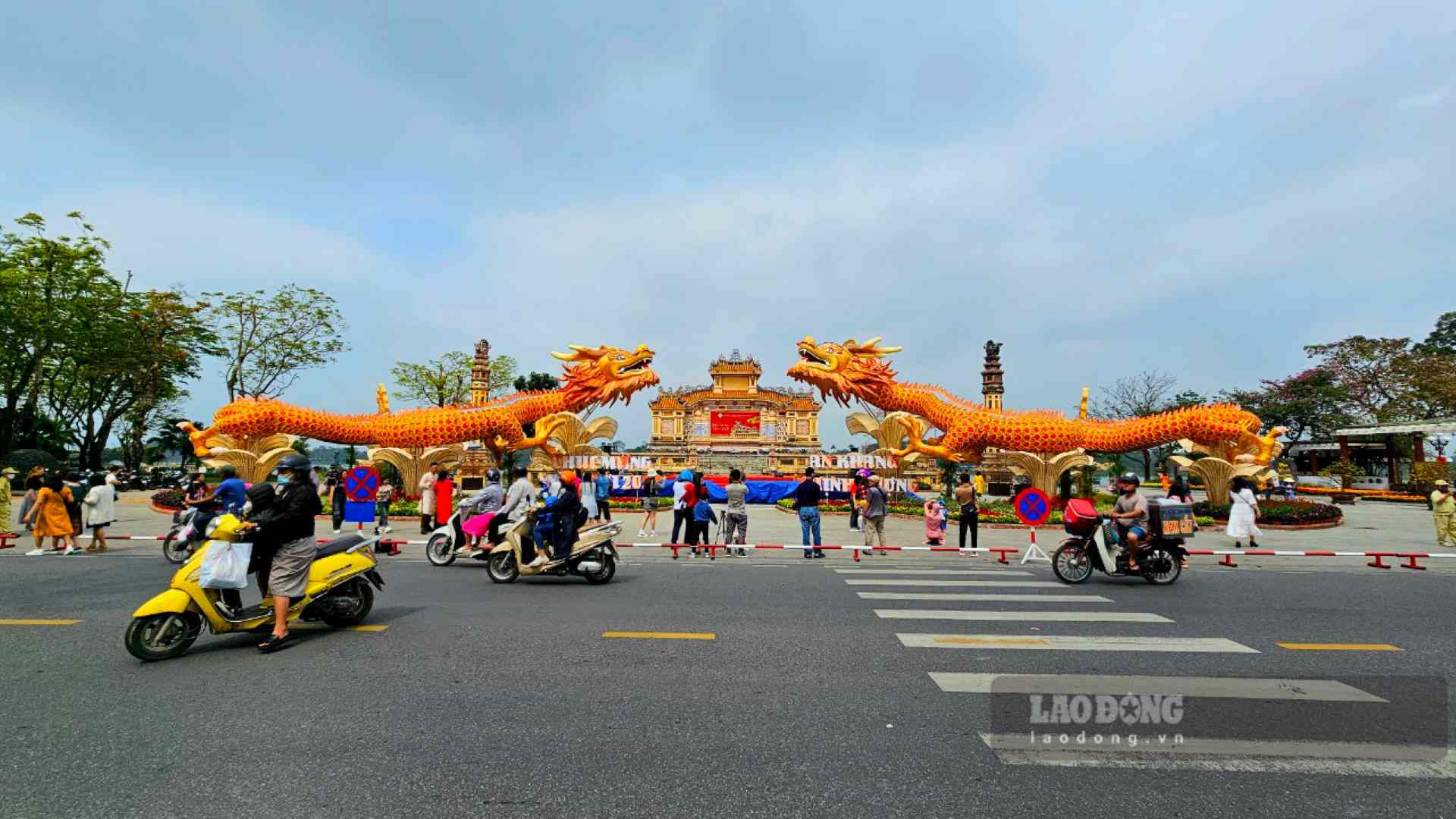 Theo đó, “song Long” khổng lồ có chiều dài hơn 30m và được đặt ở Đài tưởng niệm chiến sĩ trận vong (phía trước Trường THPT Chuyên Quốc học Huế).