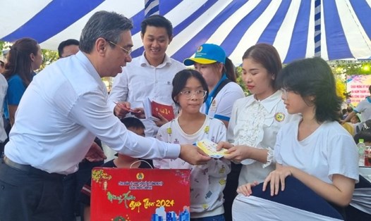 Ông Nguyễn Phước Lộc - Phó Bí thư, Trưởng Ban Tổ chức Thành ủy TPHCM - tặng quà cho gia đình các công nhân tham gia chương trình. Ảnh: Nam Dương