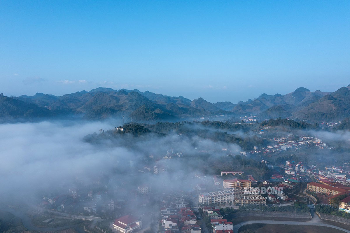 Mây luồn ở khu vực trung tâm huyện Bắc Hà và là hiện tượng rất hiếm gặp tại khu vực này.