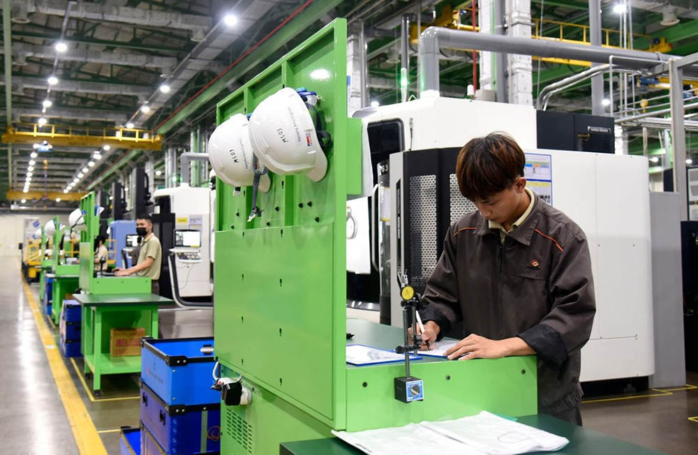 Dây chuyền sản xuất cấu kiện động cơ máy bay tại Nhà máy Hanwha Aero Engines (Khu công nghệ cao Hòa Lạc). Ảnh: Nhật Nam