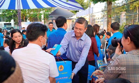 Phó Chủ tịch UBND tỉnh Kiên Giang Nguyễn Lưu Trung tặng quà cho đoàn viên, NLĐ. Ảnh: Nguyên Anh