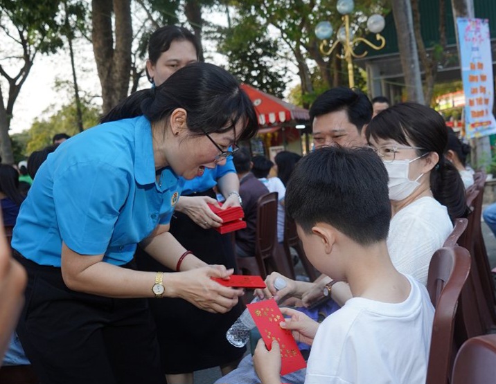 Chủ tịch LĐLĐ TPHCM Trần Thị Diệu Thúy tặng quà, lì xì cho công nhân và con công nhân. Ảnh: Phương Ngân
