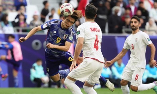 Tuyển Nhật Bản (áo xanh) bị tuyển Iran loại ở tứ kết Asian Cup 2023 dù đã dẫn trước. Ảnh: Nikkan Sports