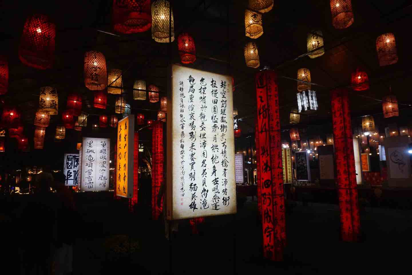 Hơn 100 bức thư pháp được trưng bày độc đáo tại Văn Miếu - Quốc Tử Giám. Ảnh: Nhật Minh