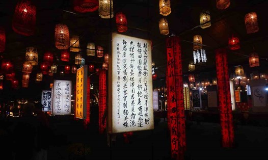 Hơn 100 bức thư pháp được trưng bày độc đáo tại Văn Miếu - Quốc Tử Giám. Ảnh: Nhật Minh