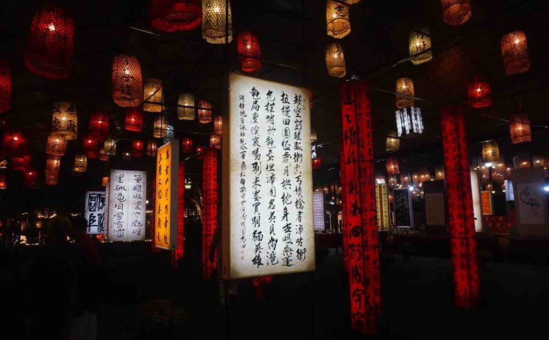 Hơn 100 bức thư pháp được trưng bày độc đáo tại Văn Miếu - Quốc Tử Giám. Ảnh: Nhật Minh