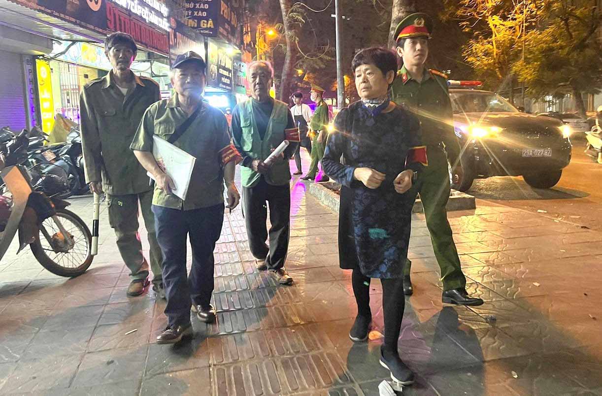 Tổ tuần tra nhân dân phường Bách Khoa (quận Hai Bà Trưng) tuần tra bảo đảm an ninh trật tự trên tuyến phố Trần Đại Nghĩa. Ảnh: Chu Dũng