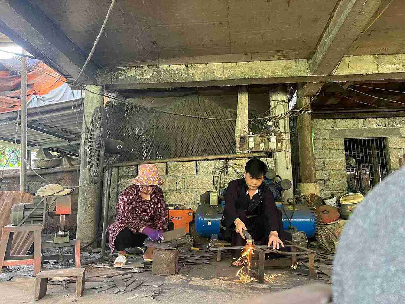 Người dân xóm Pác Rằng, xã Phúc Sen, huyện Quảng Hoà, tỉnh Cao Bằng đã truyền tay nhau kinh nghiệm làm nghề rèn hàng trăm năm nay. Nơi đây mệnh danh là “xưởng rèn thủ công” lớn nhất miền Bắc.