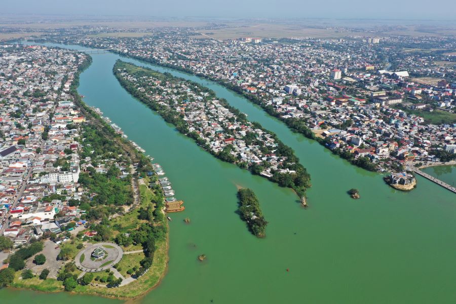 Cồn Hến nằm giữa lòng sông Hương, được ví là “tả Thanh Long” trong yếu tố phong thủy tự nhiên của Kinh thành Huế. Ảnh: Phúc Đạt