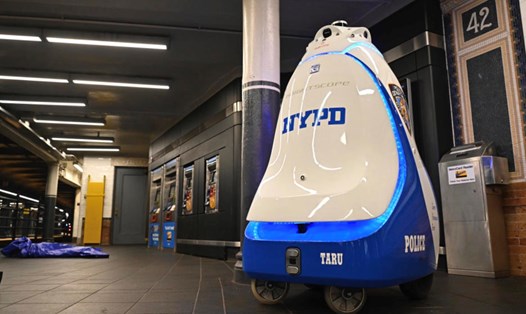 Robot K5 được đưa vào thử nghiệm đảm bảo an ninh tại ga tàu điện ngầm quảng trường Thời đại (New York - Mỹ) đã được lệnh "thôi việc". Ảnh: NYPD